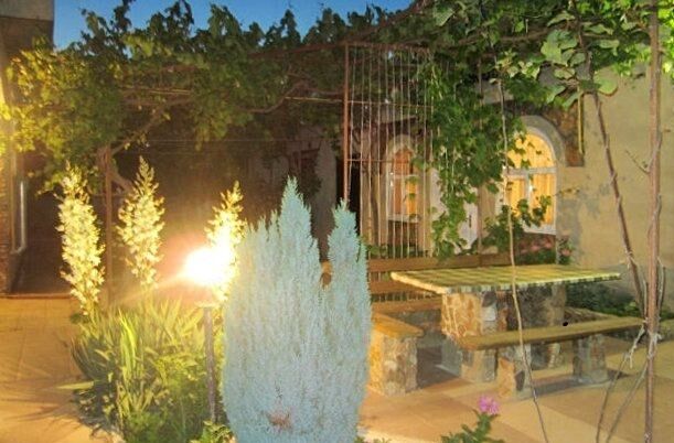 Обеденный стол во дворе | Летний сад, Краснодарский край