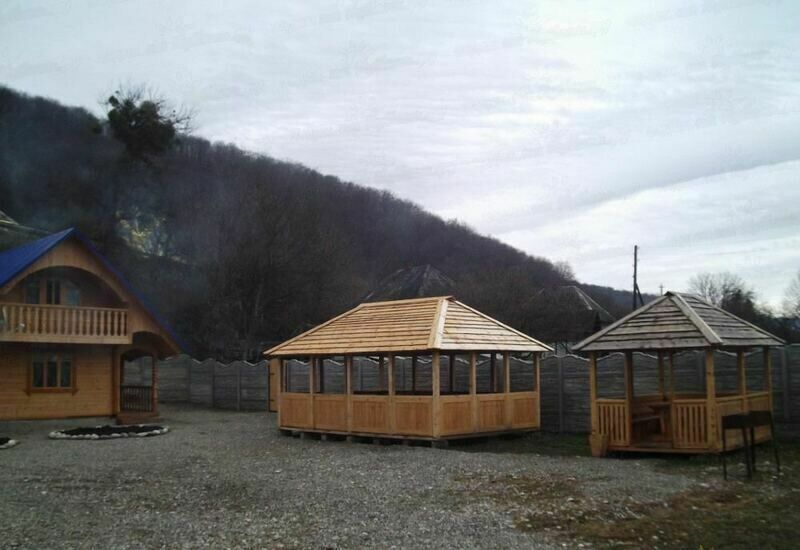 Беседки во дворе | Близнецы у реки, Республика Адыгея