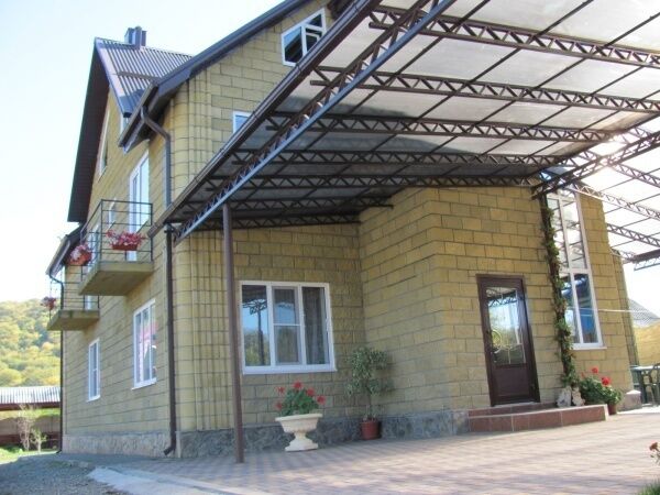 Вместительная парковка под навесом. | Людмила, Республика Адыгея