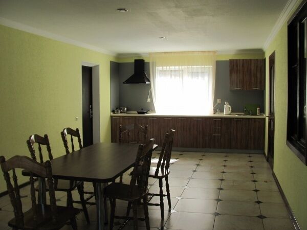 Просторная кухня для самостоятельного приготовления пищи. | На Лесной, Республика Адыгея