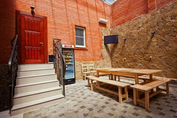 Двор гостевого дома со столиком. | Прованс, Краснодарский край