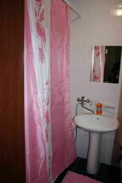 В номерах есть отдельные ванные комнаты. | Ласточкино гнездо, Краснодарский край