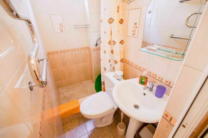 Душевая и туалет на этаже.