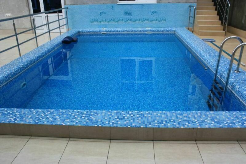 В закрытом дворе есть бассейн с подогревом воды. | АиСТ, Краснодарский край