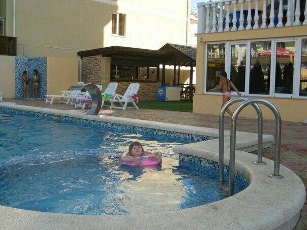 Большой бассейн во дворе дома. | Олимпик, Краснодарский край