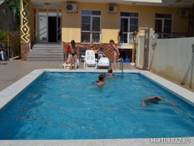 Большой бассейн во дворе дома.