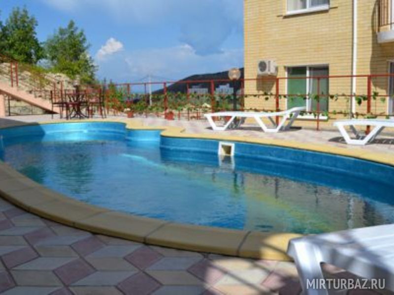 Большой бассейн в Вашем непосредственном доступе.