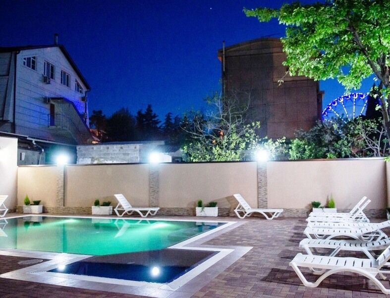 Оборудована зона отдыха во дворе дома. | Арно, Краснодарский край