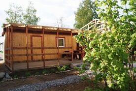 Одноэтажный деревянный домик с террасой, База отдыха Уютная Поляна, поселок Лосево