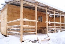 Одноэтажный двухкомнатный домик с террасой, База отдыха Уютная Поляна, поселок Лосево