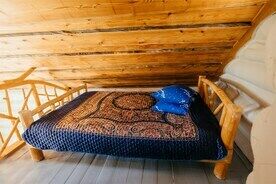 Коттедж 5-местный 2-комнатный Изба Лубяная, База отдыха и туризма Эко деревня Чуньки, деревня Большое Вороново