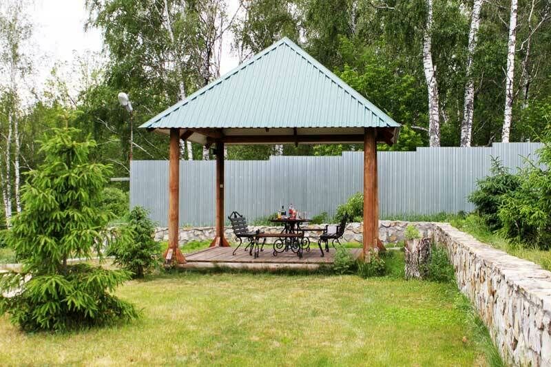 Уличная беседка возле коттеджа с баней