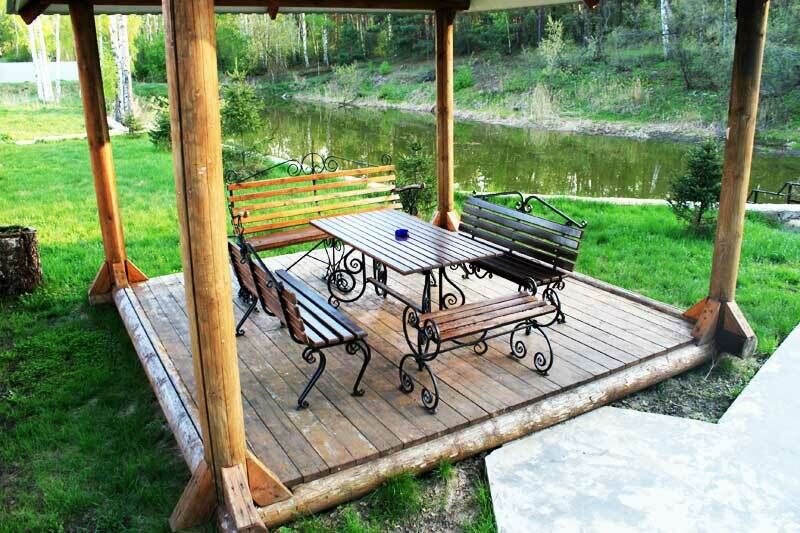Уличная беседка возле коттеджа с баней