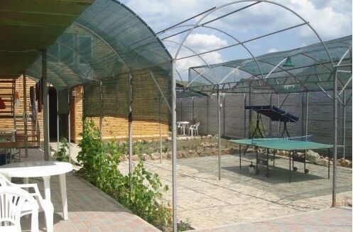 Двор с теннисным стоолм | Пегас, Крым