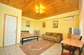 Большой однокомнатный номер, Гостевой дом Хвойный лес, Алушта