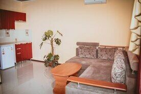 Двухкомнатные номера со своей кухней и удобствами, Гостевой дом Солнечная Сугдея, Судак