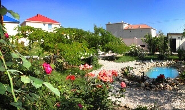 На территории | Жасмин, Крым