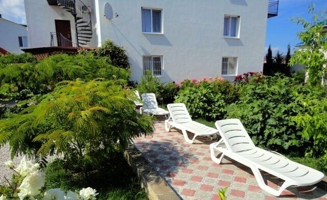 На территории | Жасмин, Крым