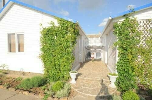 На территории | Александра, Крым