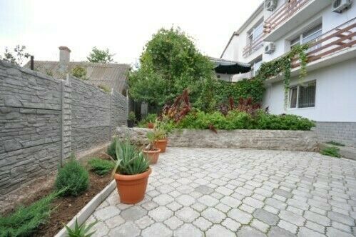 На территории | Багира, Крым