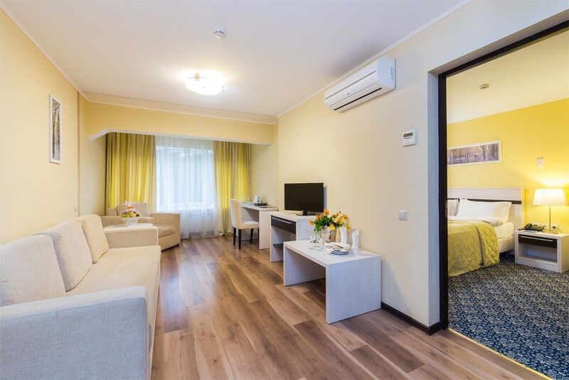 Люкс 2-местный 2-комнатный (главный корпус)